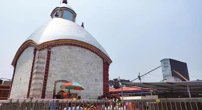 তীব্র দাবদাহের জেরে পর্যটকশূন্য তারাপীঠ, বুকিং বাতিলের হিড়িক, শীতল ভোগে দেবীকে নিবেদন করা হচ্ছে ডাব