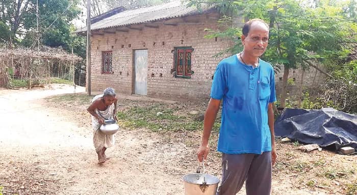 মুনিয়াদা গ্রামে জল সঙ্কট তীব্র, দেড় কিমি দূর থেকে আনতে হচ্ছে জল