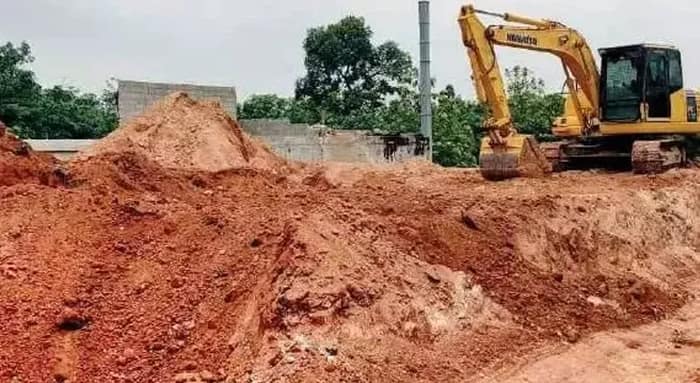 রেজিনগরে রাতে দেদার মাটি কেটে পাচার করছে দুষ্কৃতীরা