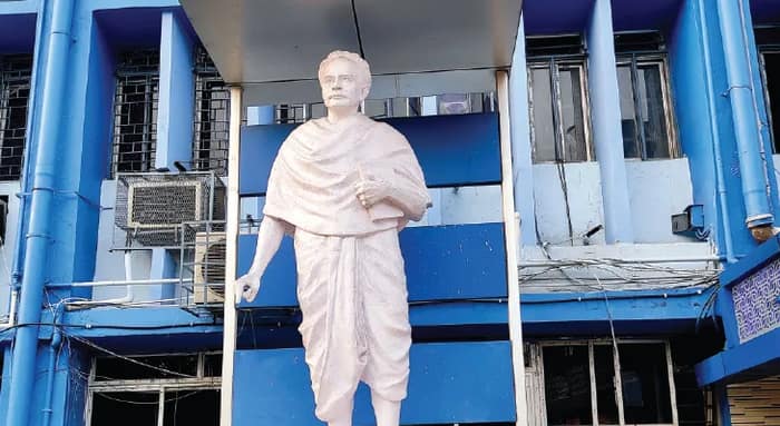 চাকরিহারা শিক্ষক ও শিক্ষাকর্মীদের হাতে বিকাশ ভবনে ‘আক্রান্ত’ স্বয়ং বিদ্যাসাগর!
