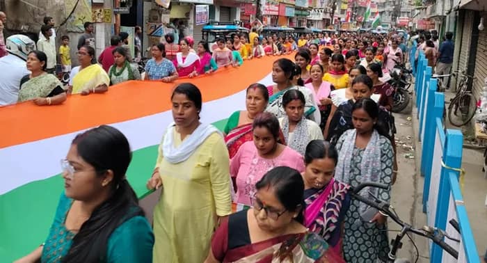 ভারতীয় সেনাবাহিনীকে কুর্নিশ ও কৃতজ্ঞতা জানাতে বালুরঘাট শহরে তৃণমূলের মিছিল