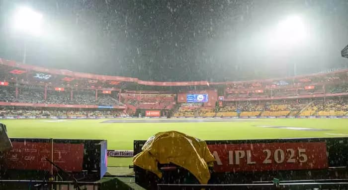 বৃষ্টির জেরে বেঙ্গালুরু-কেকেআর ম্যাচের টস এখনও হয়নি