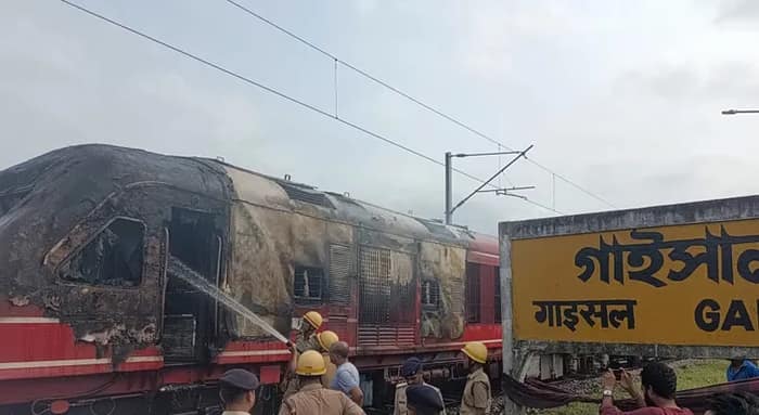 গাইসালে শিলিগুড়ি-মালদহগামী ট্রেনের ইঞ্জিনে আগুন, আতঙ্ক