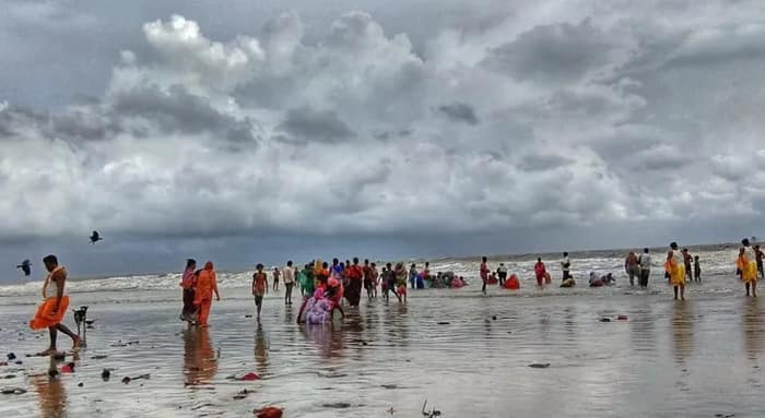ইটের টুকরো ছড়িয়ে পড়েছে চারদিকে, এক নম্বর বিচে পুণ্যার্থীদের স্নান বন্ধ
