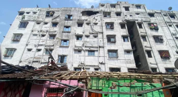 বিস্ফোরণের ২৪ ঘন্টা পরেও আতঙ্কিত টিটাগড় বাঁশবাগানের বহুতলের বাসিন্দারা