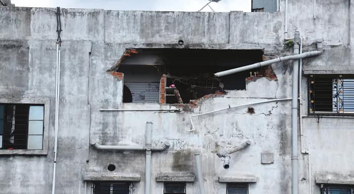 ১০ ফুট রাস্তায় ছ’তলা নির্মাণ, নির্বাক পুরসভা, টিটাগড়ে বিস্ফোরণস্থল সেই বিতর্কিত বহুতল নিয়ে উঠছে প্রশ্ন