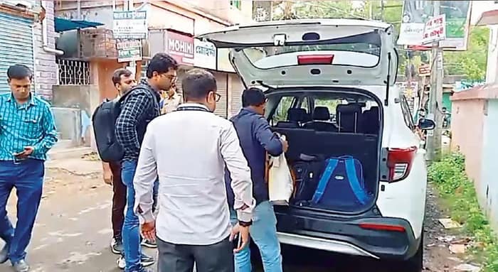 অধ্যক্ষের অনুমতি না নিয়েই কমিশনের হয়ে পরিদর্শনে তপনকুমার
