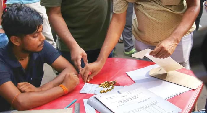 শতাধিক কার্তুজ নিয়ে বাসে চেপে ধর্মতলায়, ধৃত কেতুগ্রামের যুবক