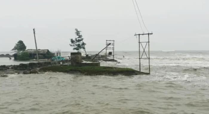 রিং বাঁধ তৈরিই হয়নি, পাথরপ্রতিমায় জলমগ্ন বাড়ি ছেড়ে উঁচু রাস্তায় আশ্রয়