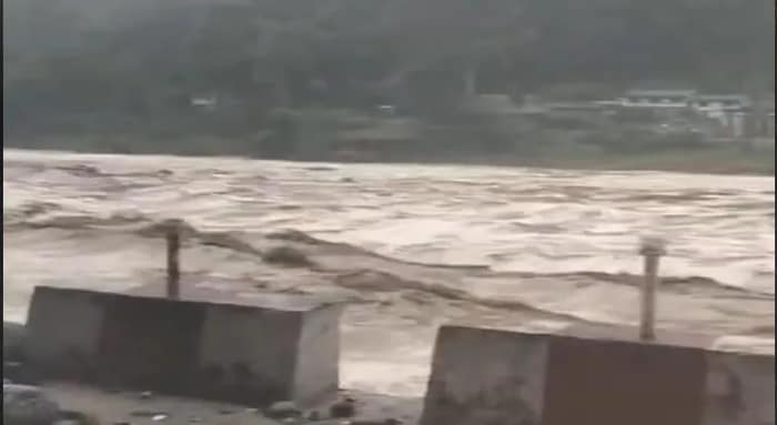তিস্তায় হাই অ্যালার্ট! বিরাট ধসে বন্ধ একাধিক রাস্তা