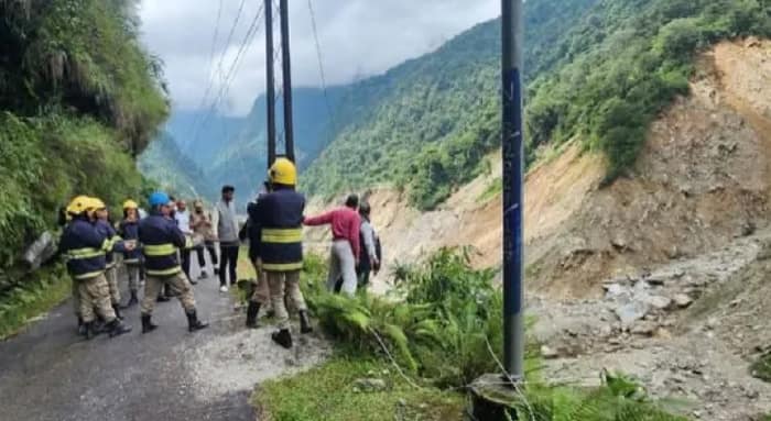 এয়ারলিফ্ট, ছাতেন থেকে উদ্ধার ৩৪ পর্যটক ও সেনা, খারাপ আবহাওয়া, লাচেনে নামতে পারল না হেলিকপ্টার