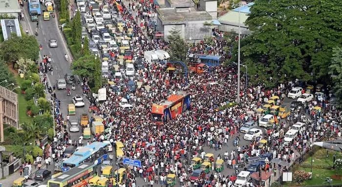 চিন্নাস্বামীতে পদপিষ্ট কাণ্ড: এফআইআর দায়ের হল আরসিবি ও কর্ণাটক ক্রিকেট বোর্ডের বিরুদ্ধে, ১০ জুন আদালতে পরবর্তী শুনানি