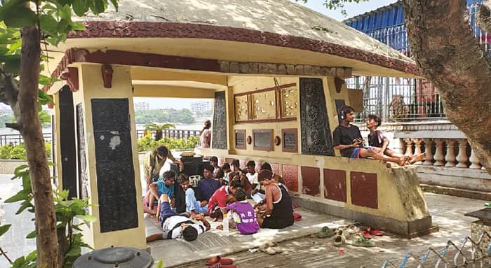 নিমতলায় রবীন্দ্রনাথের সমাধি নেশার ঠেক, জুতোর ধুলোয় ধূসরিত হচ্ছে পবিত্র প্রাঙ্গণ
