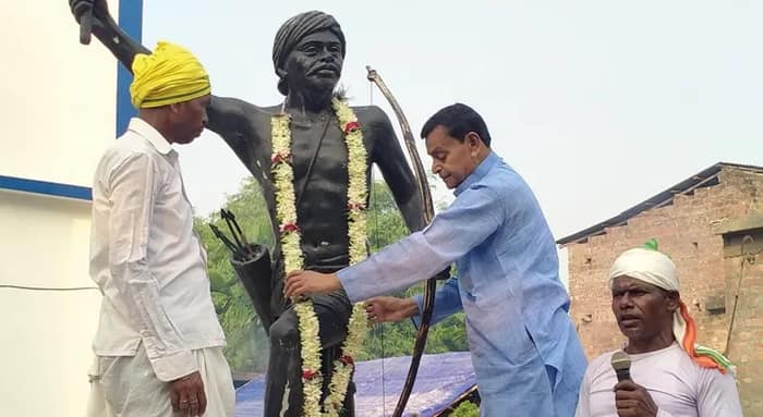 আজ বীরসা মুণ্ডার প্রয়াণ দিবস, পূর্ব বর্ধমানের নাদনঘাটের সাহপুর মুণ্ডাপাড়ায় তাঁর মূর্তিতে শ্রদ্ধা জানাচ্ছেন মন্ত্রী স্বপন দেবনাথ