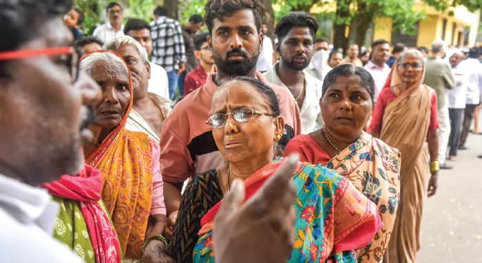 মুম্বইয়ে লোকাল থেকে পড়ে মৃত ৪, বাদুড়ঝোলা ভিড়ে টাল সামলাতে না পেরে দুর্ঘটনা