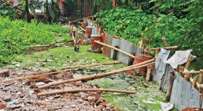মহেশতলার ৯ নম্বর ওয়ার্ডে জলাশয় ভরাট করে বেআইনি  নির্মাণ, কাজ বন্ধের নোটিশ পুরসভার