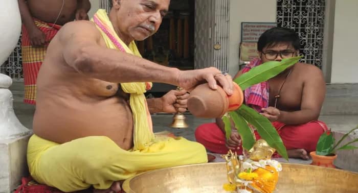রথ যাত্রার আগে আজ, বুধবার কোচবিহারের মদনমোহনকে ১০৮ কলস জল দিয়ে স্থান করানো হল