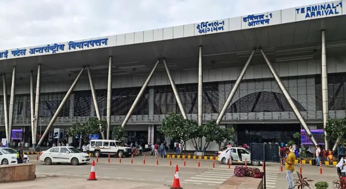 যানজটের কারণে বিমানবন্দরে যেতে দেরি, রক্ষা মহিলার