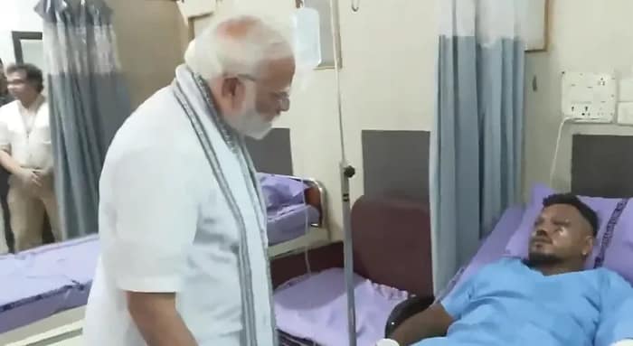বিমান দুর্ঘটনা: মৃত্যুপুরীতে জীবন্ত মানুষ! হাসপাতালে গিয়ে রমেশের সঙ্গে দেখা করলেন মোদি