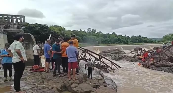 ইন্দ্রায়ণী নদীতে ব্রিজ ভেঙে একাধিক মৃত্যুর ঘটনায় শোকপ্রকাশ মহারাষ্ট্রের মুখ্যমন্ত্রী দেবেন্দ্র ফড়নবিশের