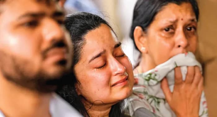 শনাক্ত রূপানি সহ মাত্র ৪৭ মৃতদেহ, মর্গের বাইরে দীর্ঘ অপেক্ষা