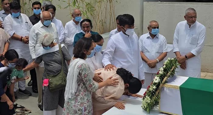 বিমান দুর্ঘটনায় নিহত গুজরাতের প্রাক্তন মুখ্যমন্ত্রী বিজয় রূপানিকে শেষশ্রদ্ধা জানানো হচ্ছে