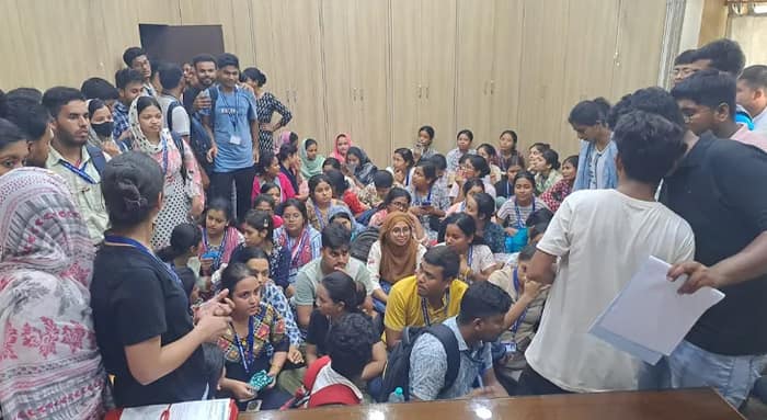 গৌড়বঙ্গ বিশ্ববিদ্যালয়ে ছাত্র বিক্ষোভ, ফি কমানোর দাবি
