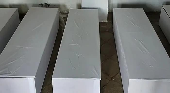 দিনরাত কফিন বানাচ্ছেন আমেদাবাদের অটোচালক