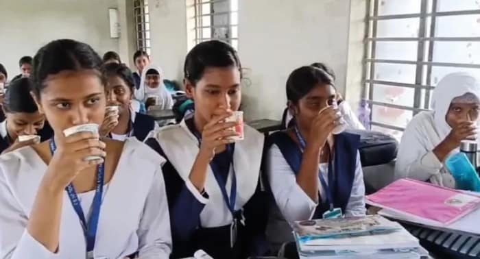 জলপানের সময় জানাচ্ছে ‘ওয়াটার বেল’, পড়ুয়াদের সুস্থ রাখতে অভিনব ব্যবস্থা বসিরহাটের স্কুলে