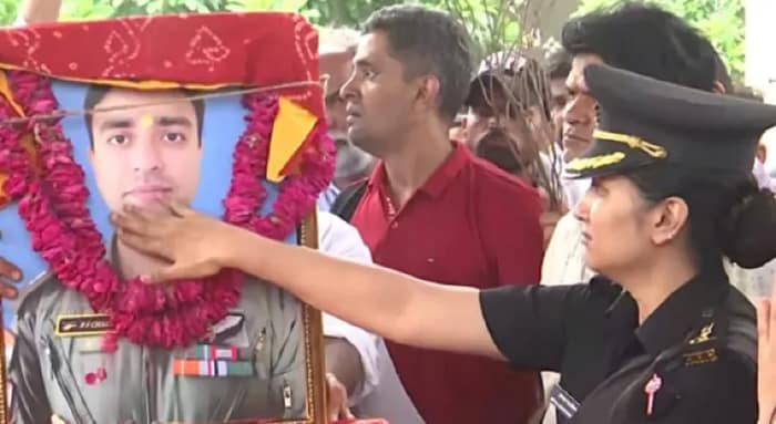 সুমিতের মরদেহ পৌঁছতেই কান্নায় ভেঙে পড়লেন বাবা, হেলিকপ্টার দুর্ঘটনায় নিহত পাইলটকে শেষবিদায় স্ত্রীর