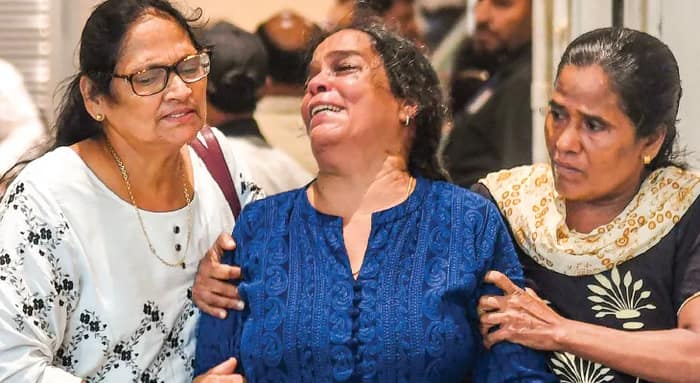 চোখের জলে কো-পাইলট ক্লাইভ কুন্দরকে চিরবিদায়, শেষকৃত্য ফ্লাইট অ্যাটেনডেন্ট রোশনির