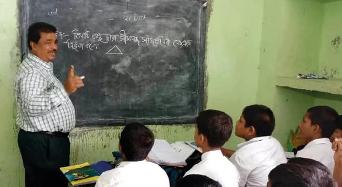 অবসরের পর বিনা বেতনে স্কুলে পড়াচ্ছেন কাকদ্বীপের তাপস স্যার