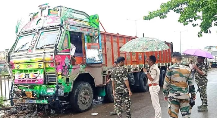 বাগনানে যাত্রীবাহী বাসে লরির ধাক্কা, মর্মান্তিক দুর্ঘটনায় মৃত ৪