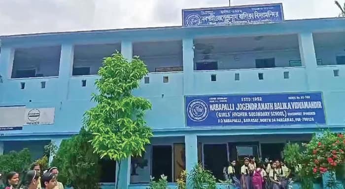 সমালোচনার ঝড়, তুলসীর মালা পরা নিয়ে ফতোয়া প্রত্যাহার প্রধান শিক্ষিকার