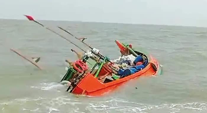 মাঝ সমুদ্রে ডুবল দুই ট্রলার, উদ্ধার করা হল ২৭ মৎস্যজীবীকে