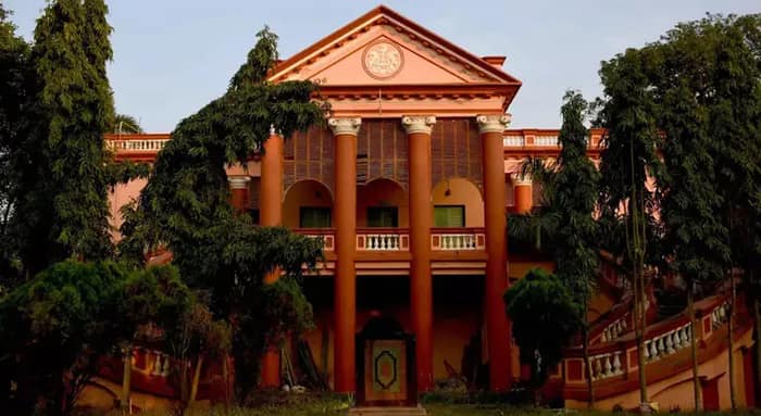 ৬০ টাকা রিকশ ভাড়াতেই লুকিয়ে ২কোটি টাকার কেলেঙ্কারি, রহস্যময় ব্যক্তির খোঁজ