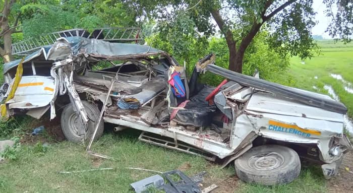 কান্দির গোকর্ণে ডাম্পারে ধাক্কা ট্রেকারের, প্রাণ হারালেন ৪ যাত্রী