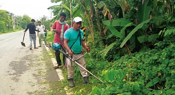 জাতীয় সড়কের দু’পাশ থেকে আগাছা পরিষ্কারের কাজ শুরু