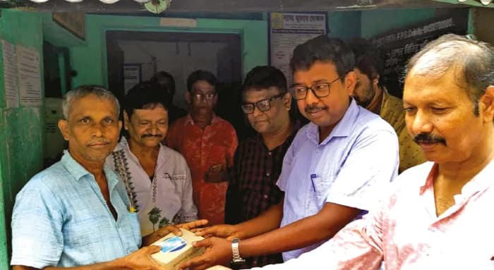 তমলুক শহরে সাড়ে ৮ হাজার বাড়িতে জগন্নাথ মন্দিরের প্রসাদ বিলি চলছে