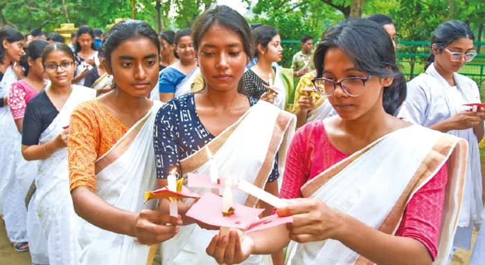বাংলাদেশে কবিগুরুর পৈতৃক বাড়িতে হামলা, প্রতিবাদে বিশ্বভারতীর মোমবাতি মিছিল