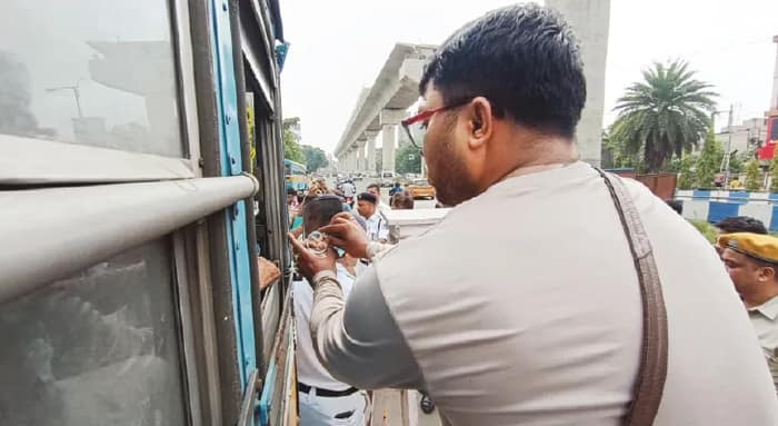 দুর্ঘটনা রুখতে একাধিক রুটের বাসে বসছে ‘ব্লাইন্ড স্পট মিরর’