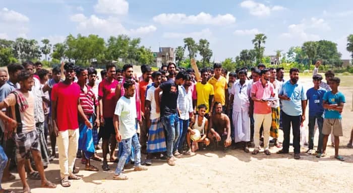 সূতির হিলোরায় খেলার মাঠই দখল করে নিল জমি মাফিয়ারা, বিক্ষোভ বাসিন্দাদের