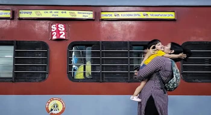 ট্রেনে ভাড়া বাড়াচ্ছে রেল! যাত্রীদের কত টাকা বেশি দিতে হবে, জানুন