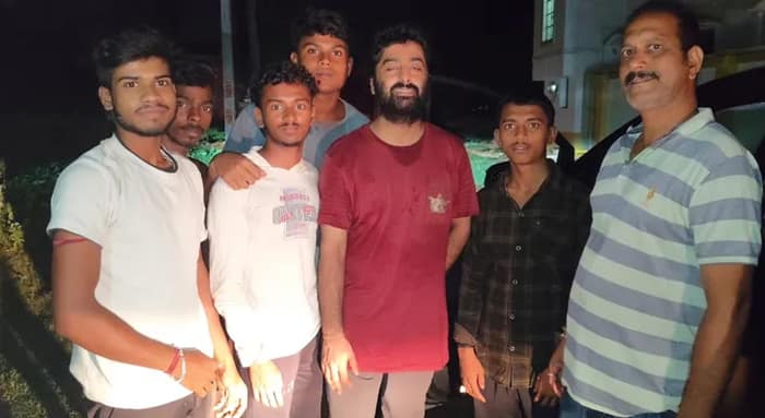 রাতে হঠাৎ আউশগ্রামের জঙ্গলমহলে অরিজিৎ, খুশি বাসিন্দারা