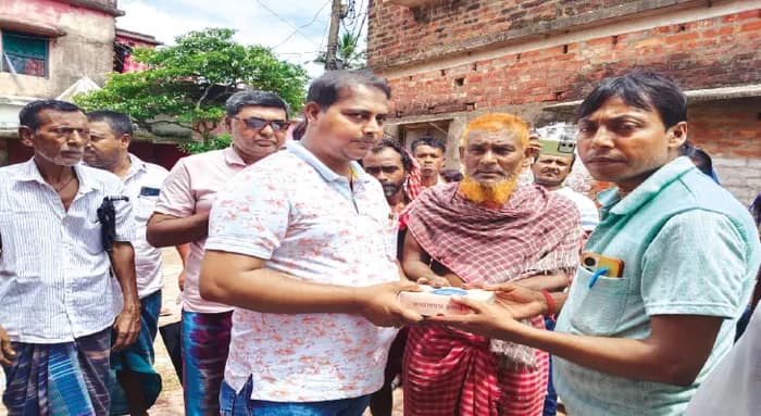 লম্বা লাইনে দাঁড়িয়ে দীঘার মন্দিরের প্রসাদ নিলেন সামসুদ্দিনরা
