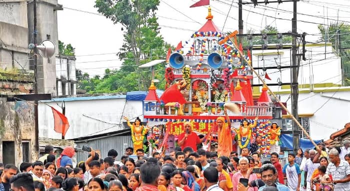 শান্তিপুরের হরিপুরে উন্মাদনা, হস্তচালিত তাঁতের যন্ত্রপাতি দিয়ে তৈরি মনসাতলার রথ