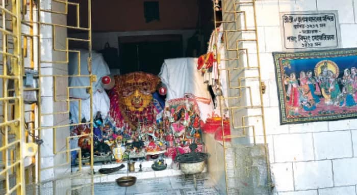রথ চলে আধুনিক গাড়ির স্টিয়ারিংয়ে! ২১০ বছরের প্রাচীন, ভবানীপুরে আদিগঙ্গার পাড়ে জগন্নাথ মন্দিরে ধুমধাম করে পুজো