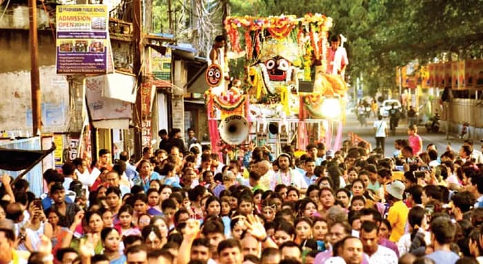 বহরমপুর শহরে ইসকনের রথ উপলক্ষ্যে শোভাযাত্রায় অংশ নেন নৃত্যশিল্পীরাও
