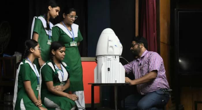 ‘থ্রি চিয়ার্স ফর ইসরো! থ্রি চিয়ার্স ফর শুভাংশু!’ ডকিং শুরু হতেই উত্সাহী পড়ুয়াদের হাততালি