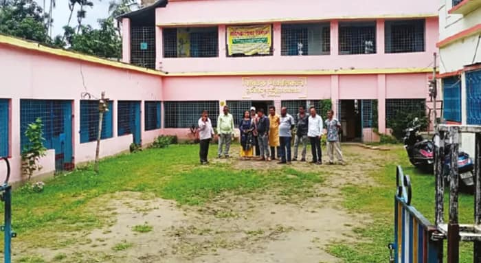 মধ্যমগ্রামে সরকারি স্কুলের জায়গায় গ্যারাজ বানিয়ে রোজগার বাম নেতার